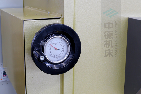 ZDG-832刀片間隙調(diào)節(jié)裝置，設(shè)置在機(jī)架前面，并有刻度顯示，調(diào)節(jié)方便.jpg
