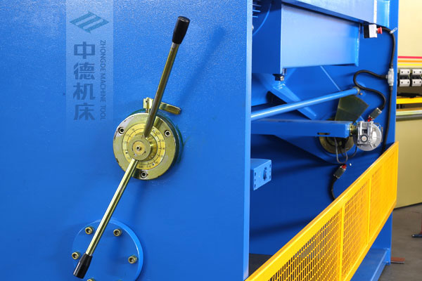 ZDSK-1632剪板機(jī)刀片間隙手動(dòng)調(diào)節(jié)器，刻度清淅，調(diào)節(jié)省力又簡(jiǎn)便.jpg