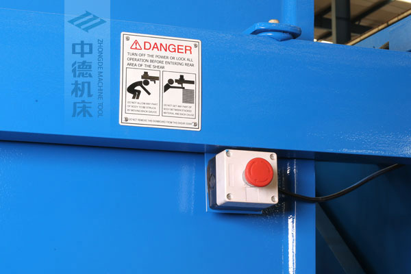 ZDSK-1632剪板機(jī)后部緊急停止按鈕，最大程度保障工人安全.jpg