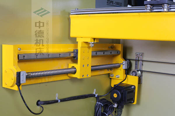 ZDPK-10032X軸配有滾珠絲桿及直線導軌，大功率伺服電機，鋼絲同步帶，能顯著提升X軸定位精度及速度