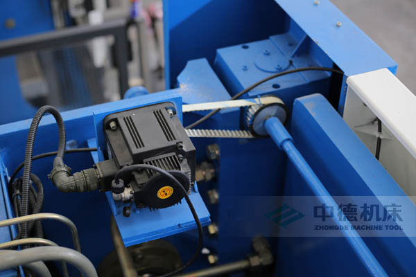 ZDPK-10032配有Y軸伺服定位功能，能精確有效提高Y軸精度，并使工作效率明顯提高