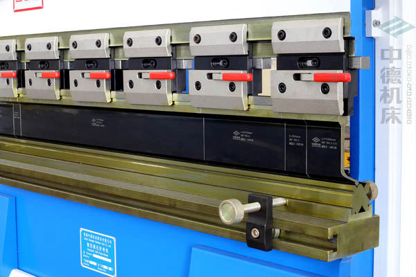 ZDPK-4015-標(biāo)準(zhǔn)分段模具并配合模具快夾，換?？焖?jpg